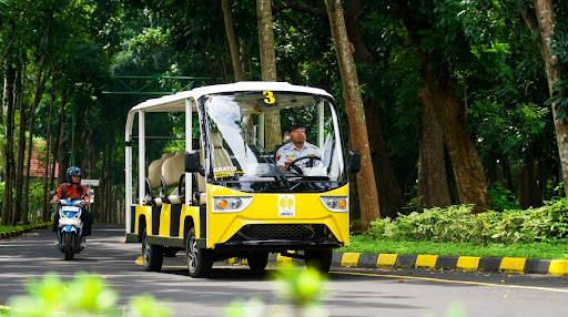 Shuttle bus UNNES di kampus Sekaran